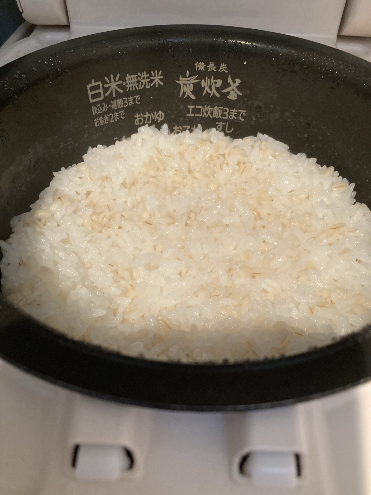 炊飯器の中で炊きあがったもち麦ご飯