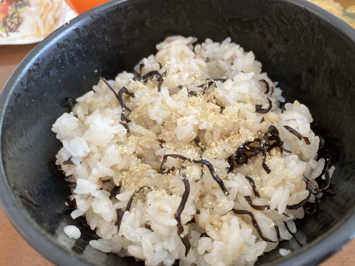 麦ご飯と塩昆布と白ごま