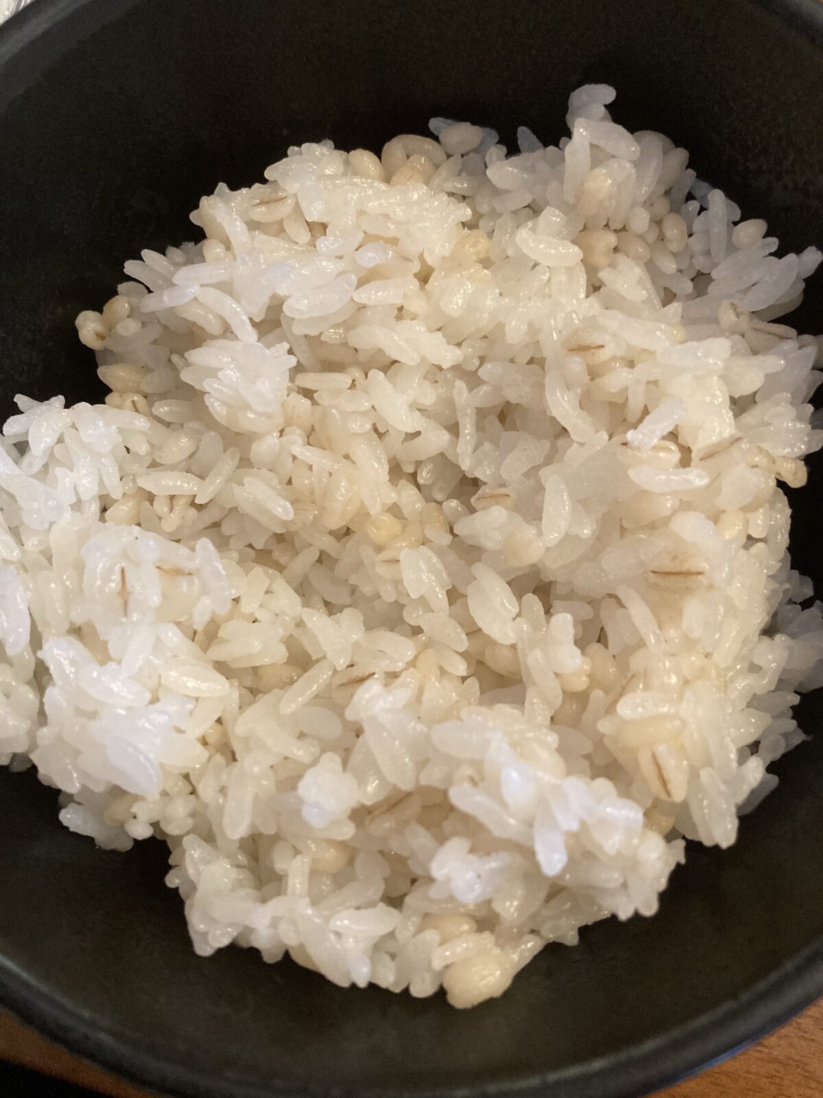 丼の中にあるもち麦ご飯