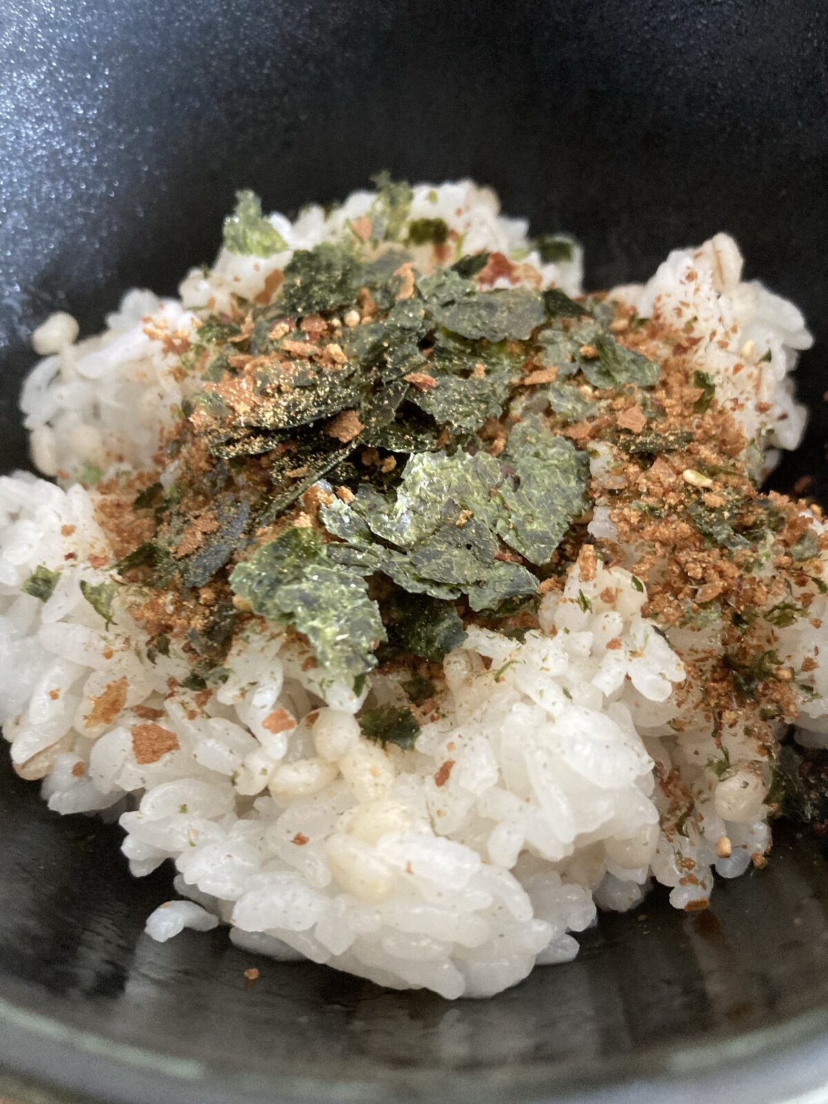 麦ご飯と「おとなのふりかけ かつお」