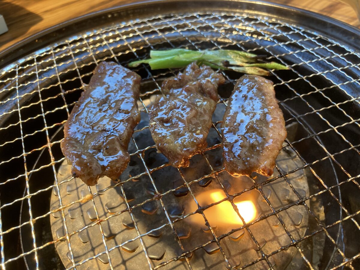 網で焼かれるカルビ